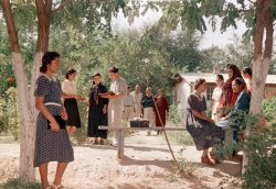 Студенты Государственного Туркменского Института в Университетском Парке (1950).jpg