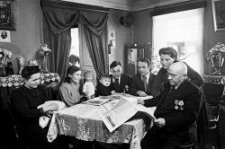 Рабочая семья 1949 г. В.Хухлаев.jpg